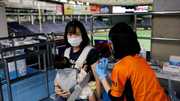 Tiêm chủng vaccine ngừa COVID-19 ở Nhật Bản - ảnh Japan Times.