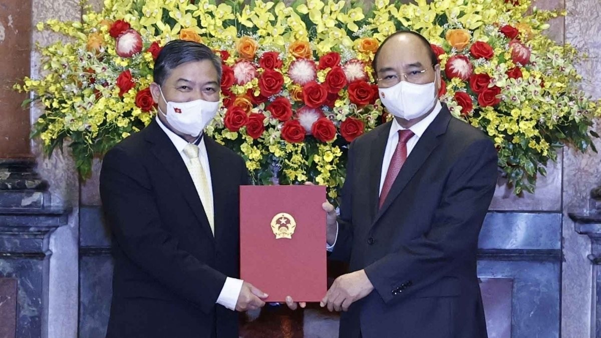 State President Nguyen Xuan Phuc (R) handed over a decision appointing Nguyen Huy Tang as Vietnamese Ambassador to Cambodia during a ceremony held on September 1. (Photo:VGP)