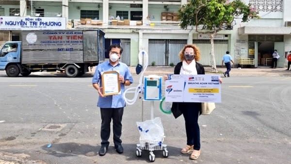 EuroCham's representatives presenting a ventilator to Nguyen Tri Phuong Hospital in Ho Chi Minh City. (Photo: VGP)