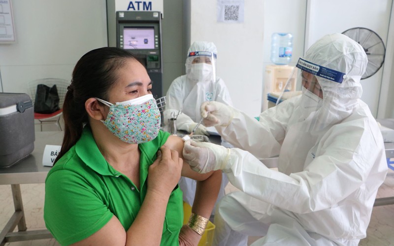 Tiêm vaccine cho công nhân Công ty TNHH Changshin Việt Nam.