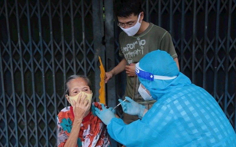 Tiêm vaccine cho người cao tuổi tại quận 7, TP Hồ Chí Minh.