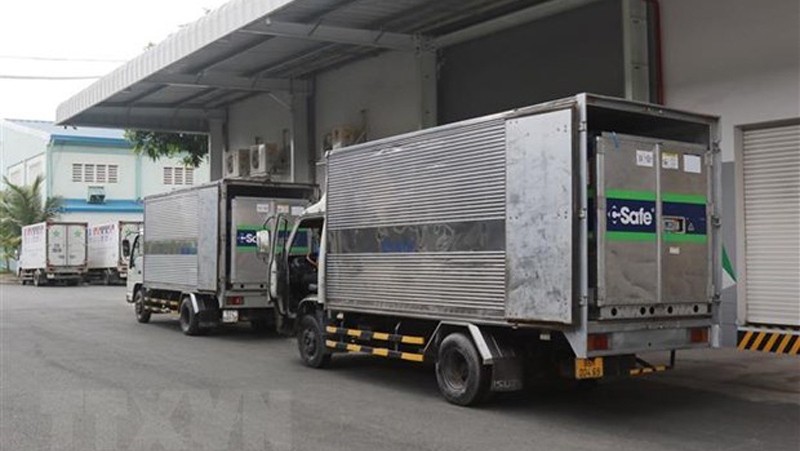 Trucks carrying 800,000 doses of AstraZeneca vaccine donated by Japan arrive in Vietnam in June. (Photo: VNA)