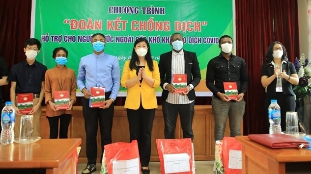 Foreign students receive the gifts. (Photo: VNA/VNS/Nguyen Van Thang)