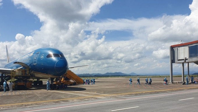 The flight carrying 297 Vietnamese citizens with vaccine passports from Japan landed at Van Don International Airport. (Photo: NDO)