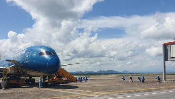 Quang Ninh welcomes pilot flight carrying citizens with vaccine passports