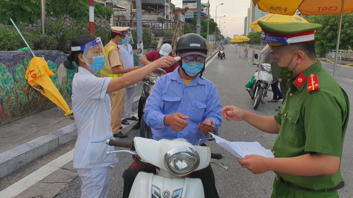 Hà Nội: Dòng người ùn ùn đổ vào "vùng đỏ", đa số chưa có giấy đi đường mới