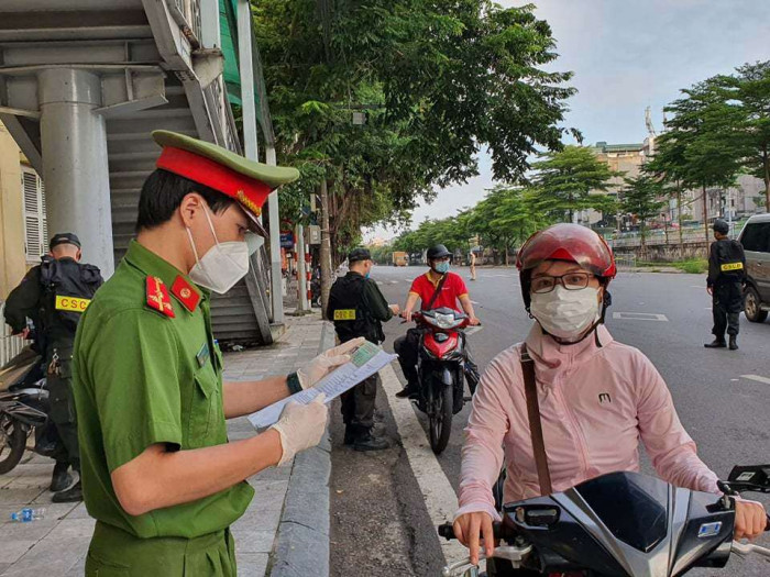 Hà Nội: Dòng người ùn ùn đổ vào "vùng đỏ", đa số chưa có giấy đi đường mới