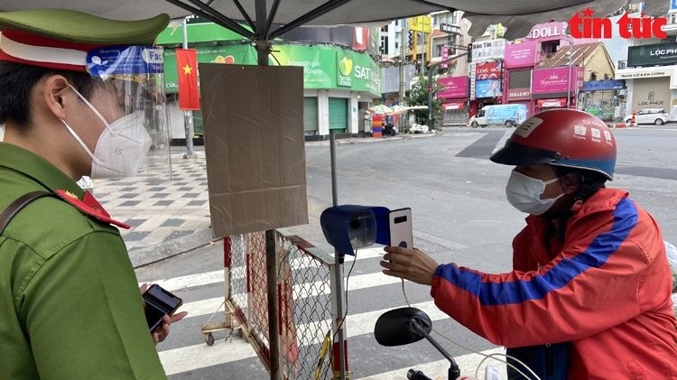 Ho Chi Minh City is installing 100 QR code scanning cameras at COVID-19 checkpoints to reduce the spread of COVID-19. (Photo: VNA)