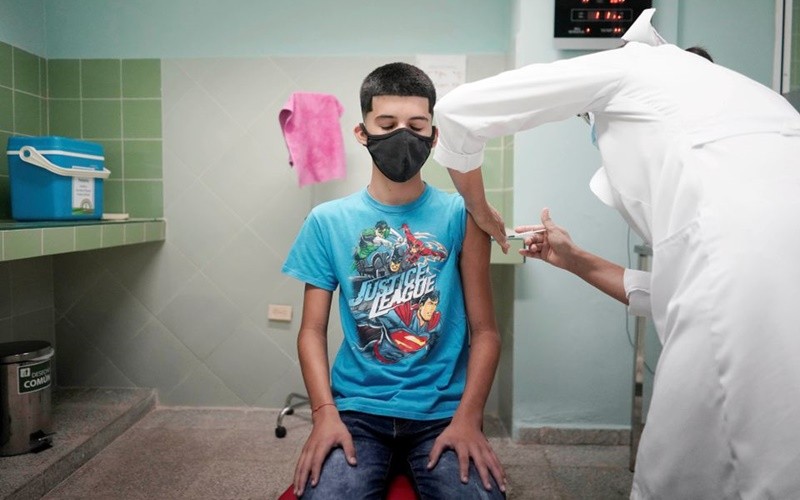 Em Cristian Artimbau, 14 tuổi, tiêm vaccine Soberana 02 tại Havana, Cuba, tháng 6/2021. (Ảnh: Reuters)