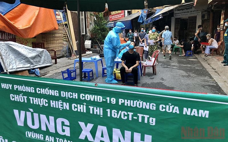 Xét nghiệm diện rộng Covid-19 cho người dân tại khu vực vùng xanh phường Cửa Nam, quận Hoàn Kiếm. (Ảnh: DUY LINH)