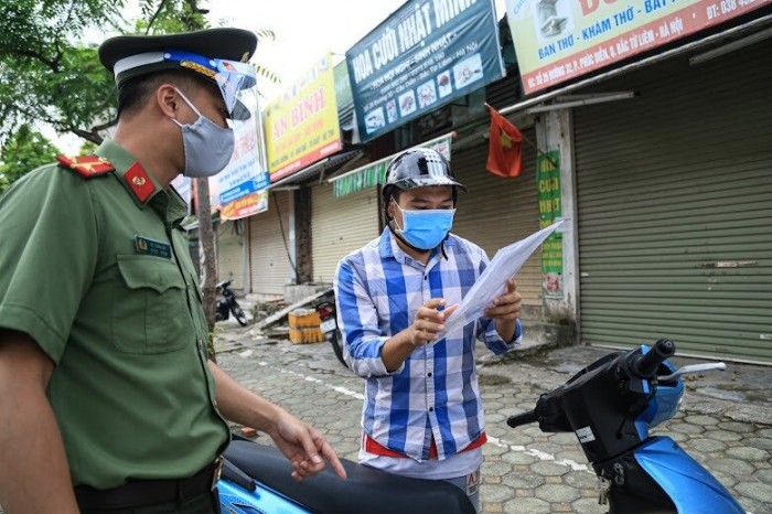 Thủ tướng yêu cầu Hà Nội điều chỉnh bất cập trong việc cấp giấy đi đường