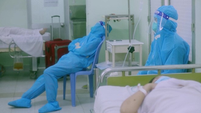 Những y bác sĩ, cán bộ nhân viên cố gắng giành giật sự sống cho bệnh nhân. Ảnh: VTV