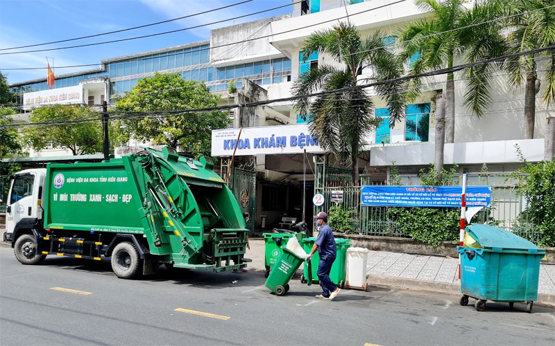 Vận chuyển rác thải tại một cơ sở điều trị bệnh nhân Covid-19 ở TP Rạch Giá (Kiên Giang). Ảnh: VIỆT TIẾN