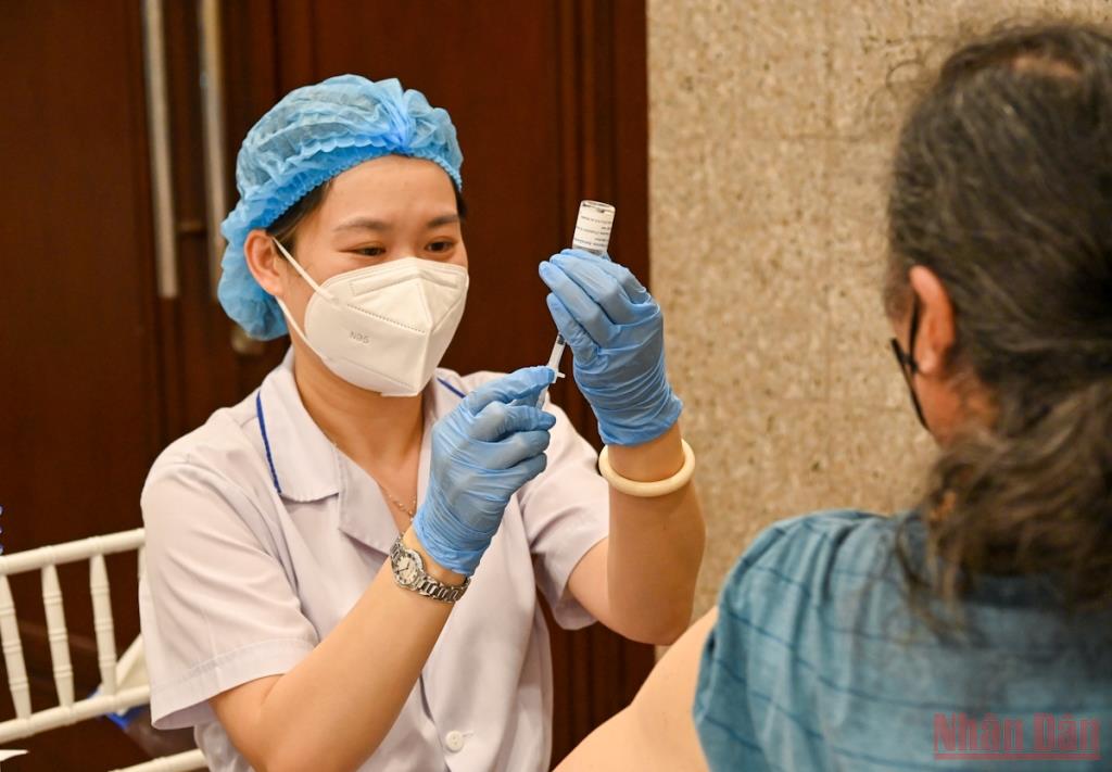 Xuyên đêm tiêm vaccine cho người cao tuổi, người có bệnh nền tại Hà Nội