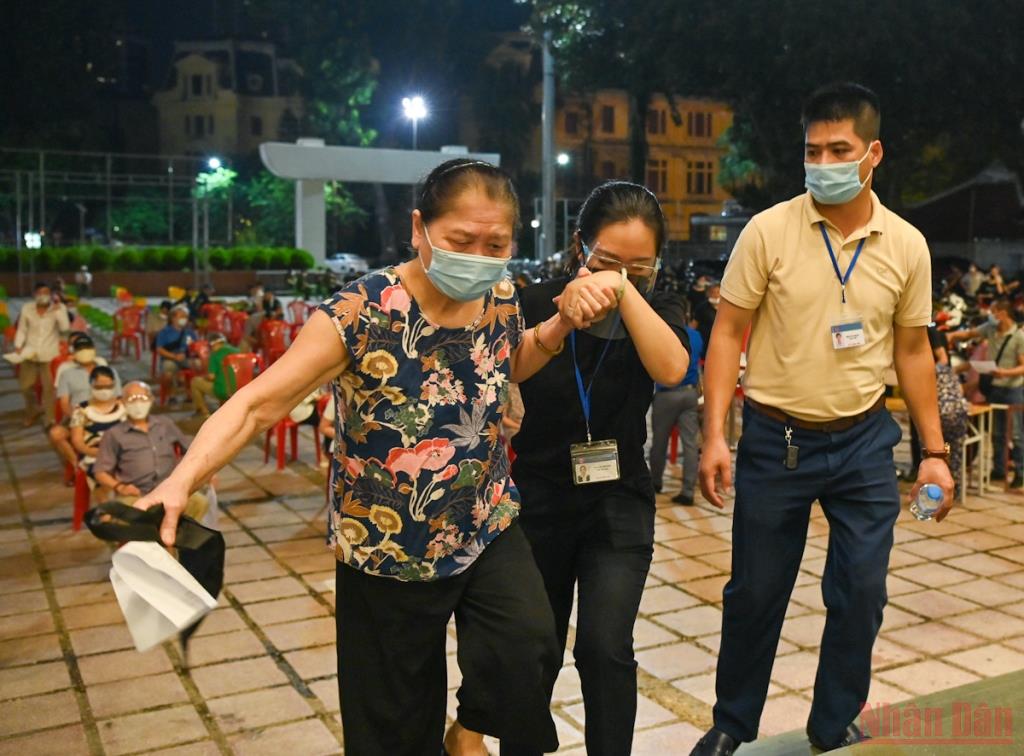 Xuyên đêm tiêm vaccine cho người cao tuổi, người có bệnh nền tại Hà Nội