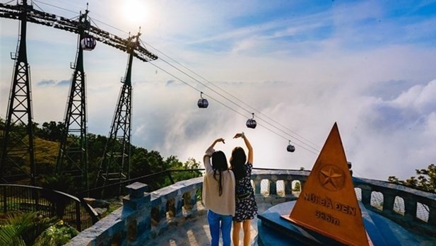 Tourists taking pictures at teh top of Ba Den Mountain in Tay Ninh province (Photo: baotintuc.vn)