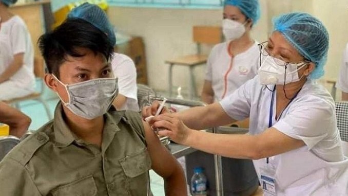 Hanoi works to give at least one COVID-19 vaccine shot to adults by September 15