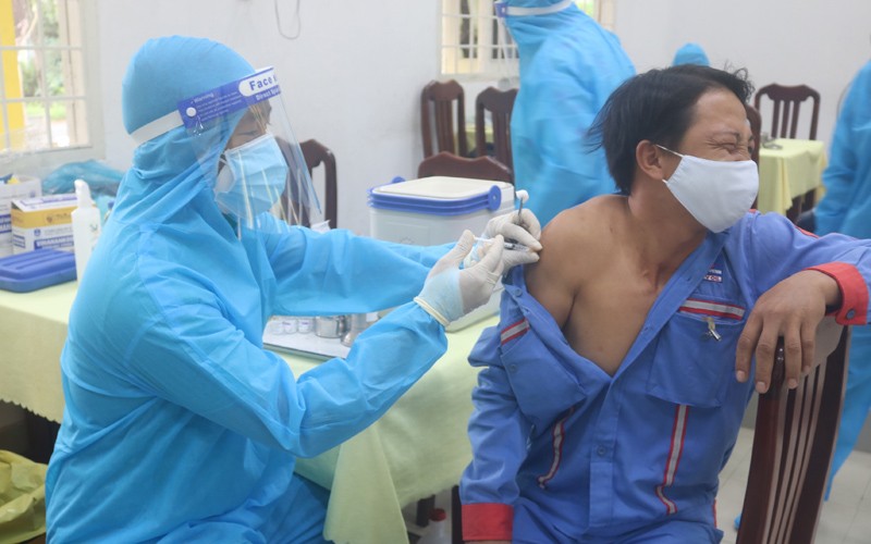 Nhân viên y tế TP Trà Vinh tiêm vaccine phòng Covid-19 mũi 2.