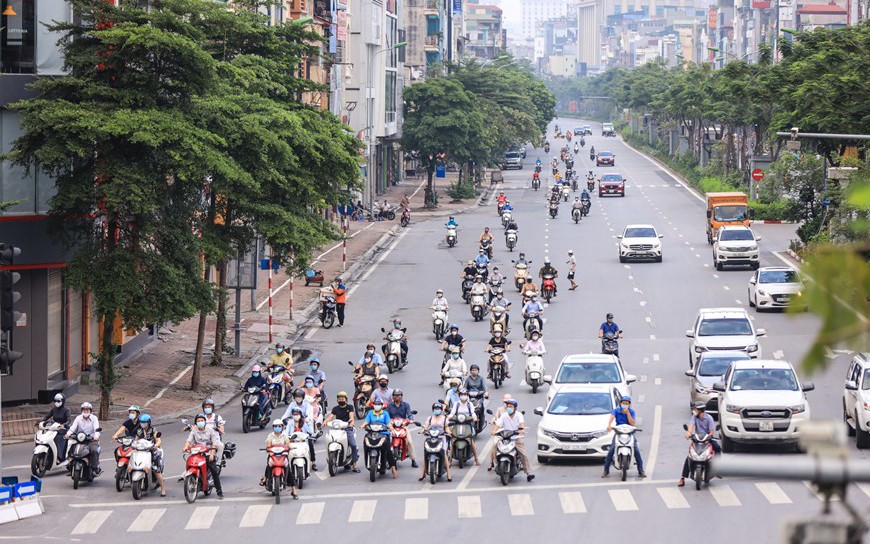 Giao thông ở Hà Nội nhộn nhịp trong ngày đầu dỡ bỏ 39 chốt kiểm soát