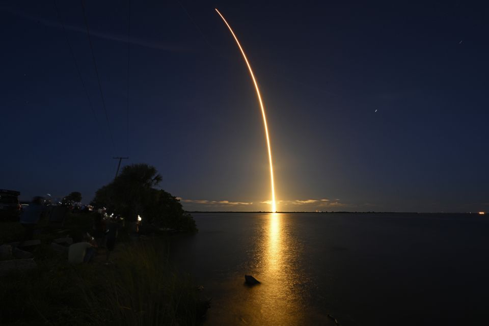 SpaceX đưa phi hành đoàn dân sự đầu tiên lên quỹ đạo