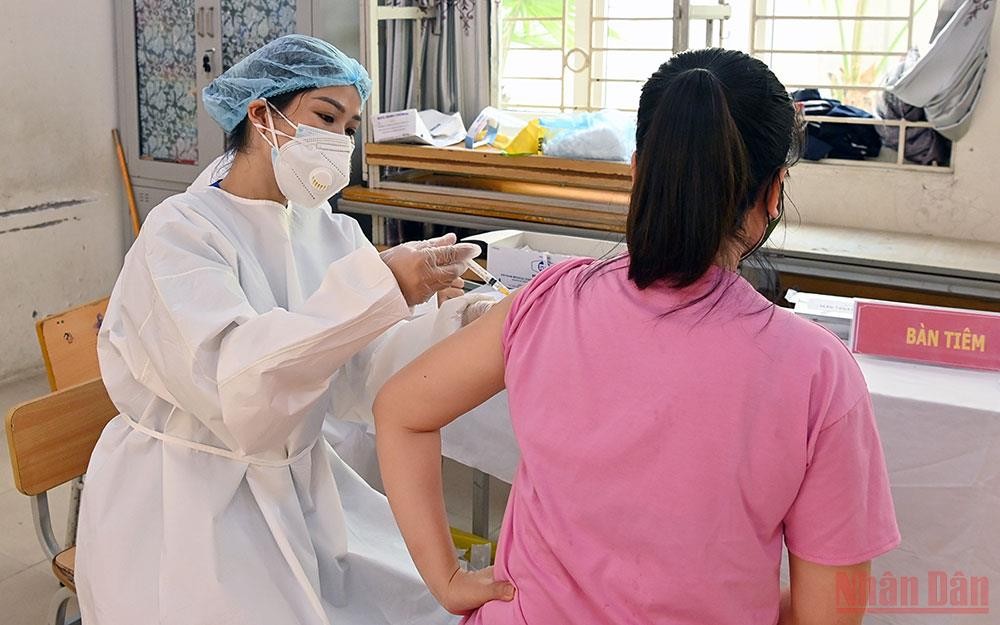 Đẩy nhanh tốc độ tiêm vaccine để đẩy lùi dịch bệnh. (Ảnh: DUY LINH)