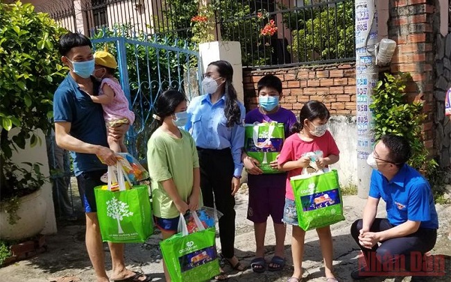 Efforts made to bring a happy Mid-autumn festival to children amid COVID-19