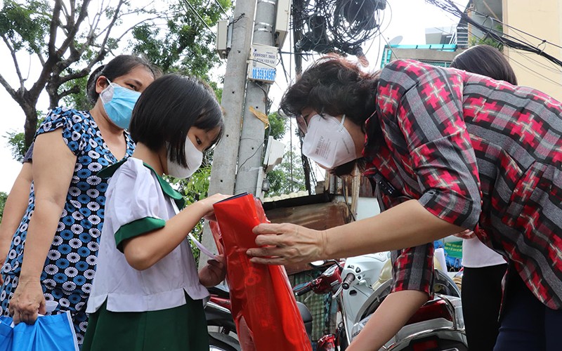 Dành sự quan tâm đặc biệt cho trẻ em mồ côi vì Covid-19 trong Tết Trung thu