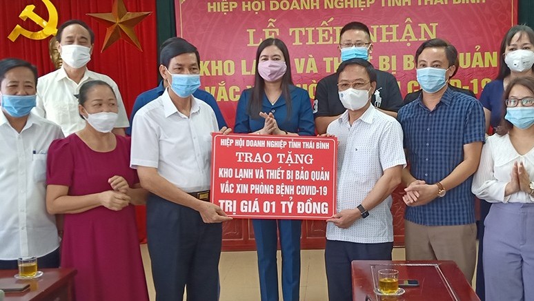 Trao tặng kho lạnh bảo quản vaccine cho CDC Thái Bình