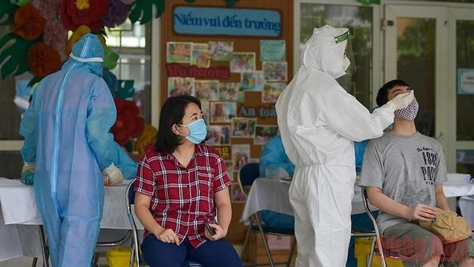 Health workers taking samples for COVID-19 testing in Hanoi. (Photo: NDO)