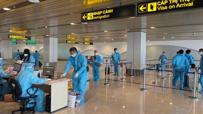 Passengers, who are eligible for the pilot “vaccine passport” programme, are waiting for immigration procedures at Van Don International Airport in Quang Ninh. (Photo: nld.com.vn)