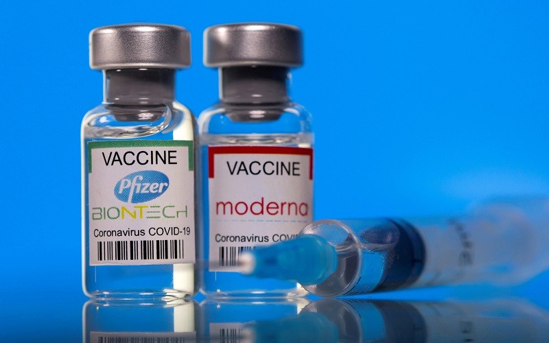 Vaccine ngừa Covid-19 của hãng Pfizer/BioNTech và hãng Moderna sản xuất theo công nghệ mRNA. (Ảnh: Reuters)