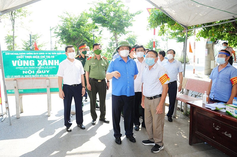 Bí thư Thành ủy Đinh Tiến Dũng kiểm tra công tác phòng, chống dịch tại huyện Quốc Oai. (Ảnh: Duy Linh)