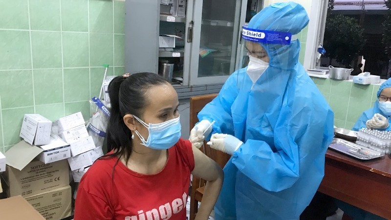 Tiêm vaccine cho người dân, công nhân lao động trên địa bàn thị xã Tân Uyên, tỉnh Bình Dương trong ngày 5/10.