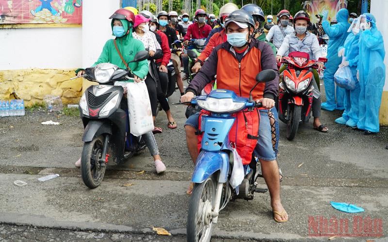 Người dân Sóc Trăng trở về từ ngoài tỉnh được đón, bố trí cách ly y tế miễn phí để sàng lọc Covid-19.