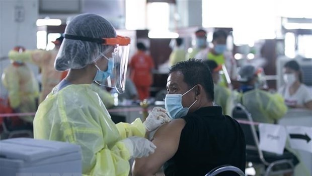 A Vientiane resident is vaccinated against COVID-19. (Photo: Xinhua/VNA)