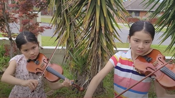 Two children Alice and Luce are playing violin. (Photo provided by their family/via VNA)