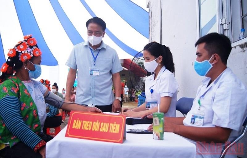 Ông Phạm Giang Nam, Giám đốc Sở Y tế Điện Biên kiểm tra công tác tiêm vaccine tại huyện Điện Biên.