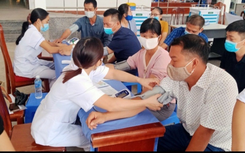 Cán bộ y tế Trung tâm TP Thái Nguyên được huy động hỗ trợ tiêm vaccine phòng Covid-19 cho công nhân các KCN.