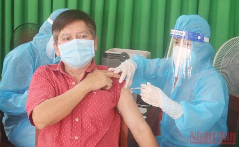 Người dân được tiêm vaccine phòng Covid-19.