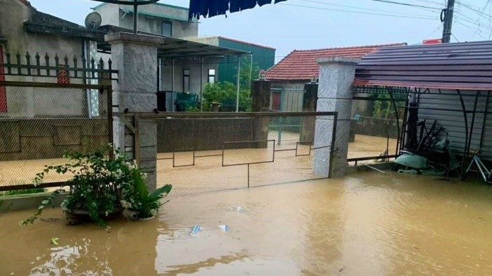 Nước lũ lên nhanh ở Quảng Bình, 2 người mất tích