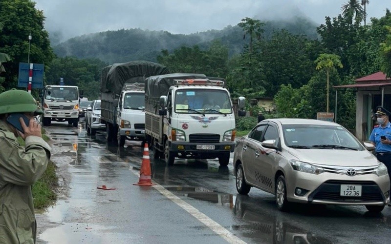 Để kiểm soát dịch, Hòa Bình vẫn thực hiện các chốt giao thông để người dân khai báo y tế trước khi vào tỉnh.