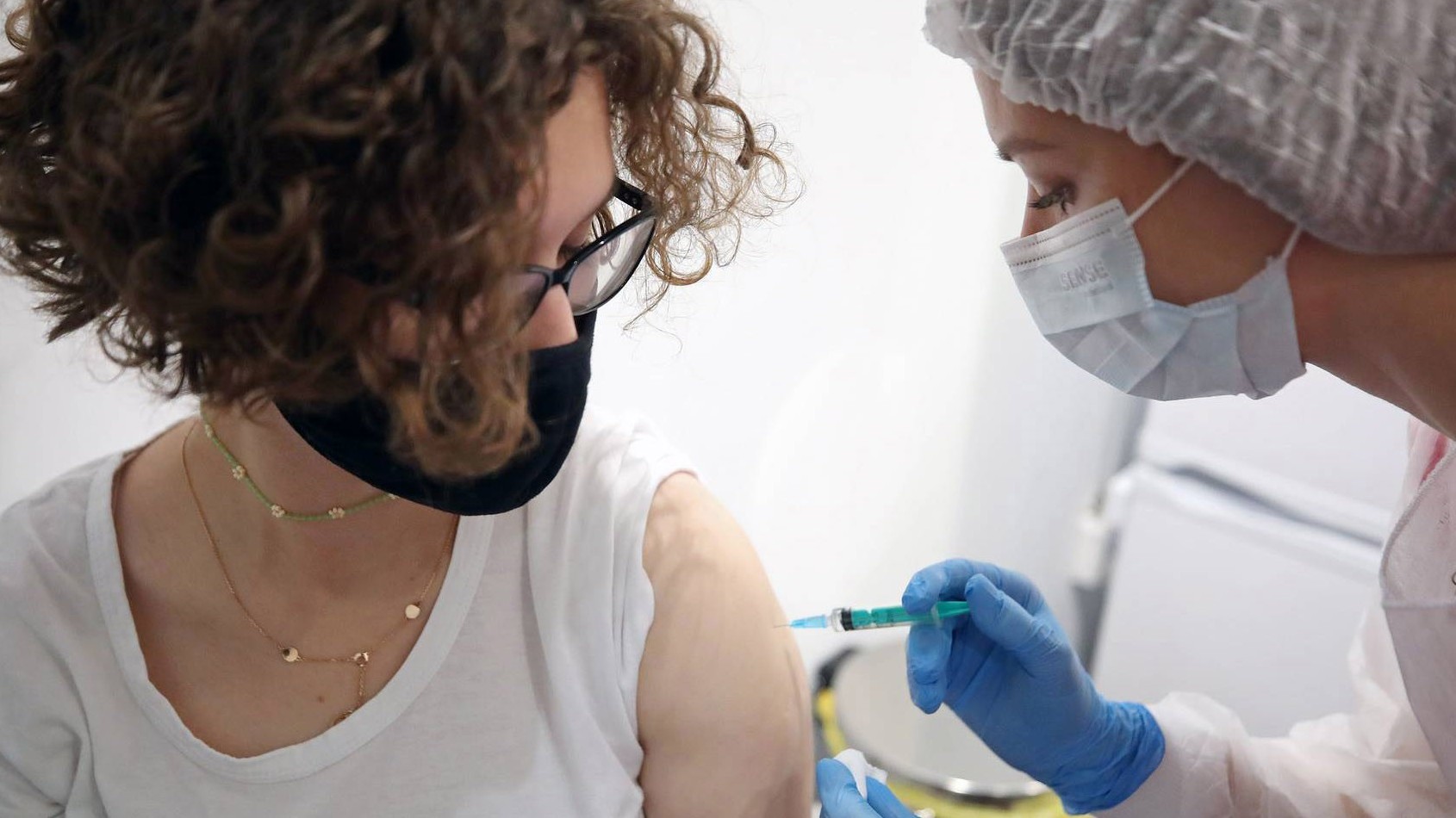 Nga cho phép tiêm đồng thời vaccine phòng Covid-19 và cúm