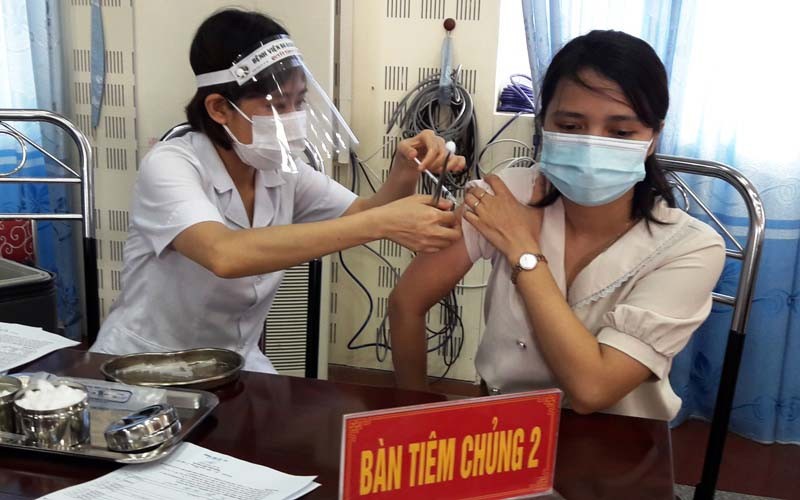 Nhân viên y tế tiêm vaccine cho những người làm báo.