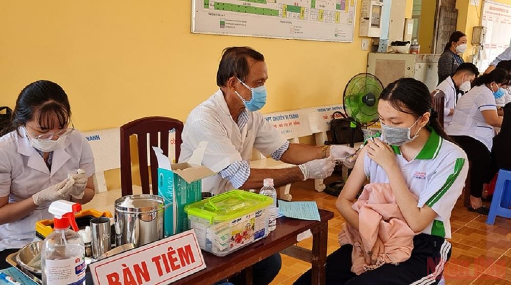 Tiêm vaccine phòng Covid-19 cho các em học sinh trường THPT Chuyên Vị Thanh, TP Vị Thanh, tỉnh Hậu Giang. (Ảnh: PHÙNG DŨNG)