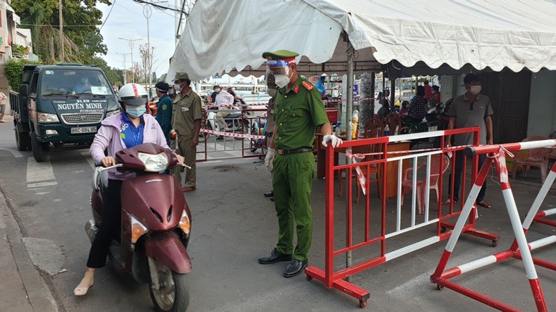 Chốt kiểm soát được lập trên đường Bà Triệu, TP Phan Thiết (Bình Thuận) kiểm soát người và phương tiện ra vào khu phố 8, phường Phú Trinh được xác định là “vùng đỏ”.