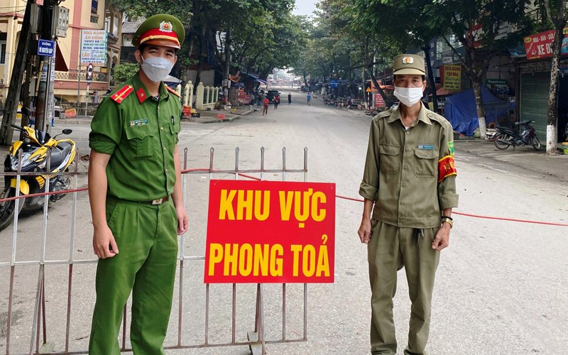 Cơ quan chức năng phong tỏa chợ thị trấn Phố Ràng, sau khi phát hiện một ca dương tính Covid-19 tại đây.