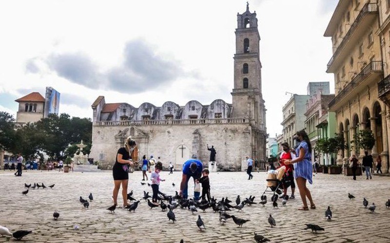 Quảng trường Chim bồ câu ở thủ đô La Habana ngày đầu trở lại trạng thái bình thường mới. Ảnh Juventudrebelde.cu