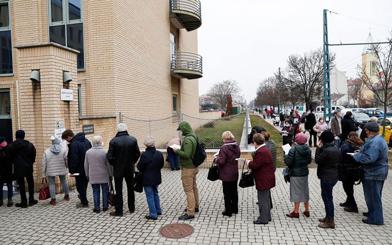 Một điểm tiêm ngừa Covid-19 tại Budapest (Hungary). Ảnh REUTERS