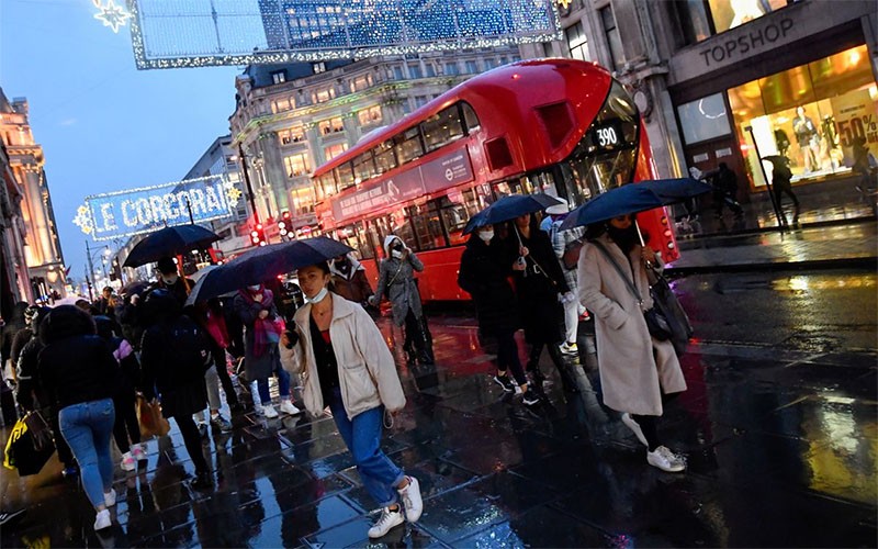 Phố Oxford tại London, Anh, trước mùa Giáng sinh năm 2020. (Ảnh: Reuters)