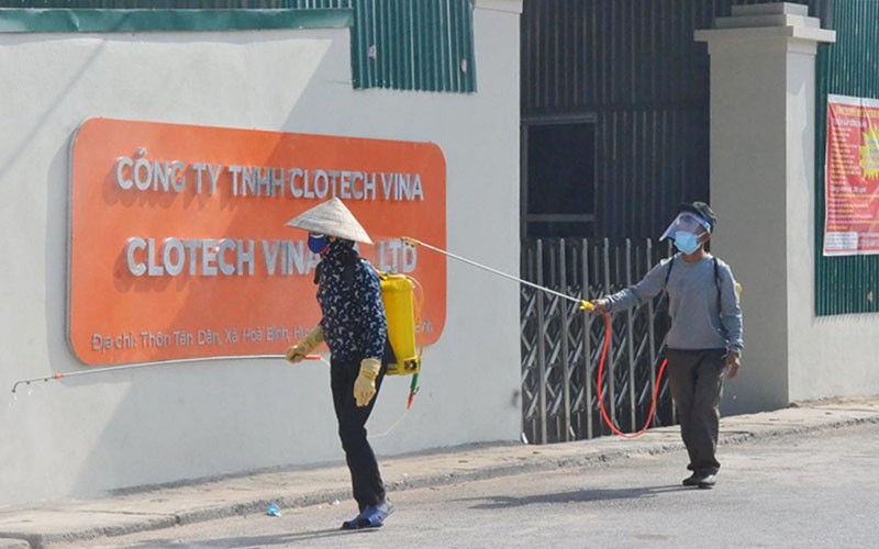 Phun khử khuẩn khu vực Công ty Clotech Vina, thôn Tân Dân, xã Hòa Bình (huyện Hưng Hà) với 9 ca dương tính.